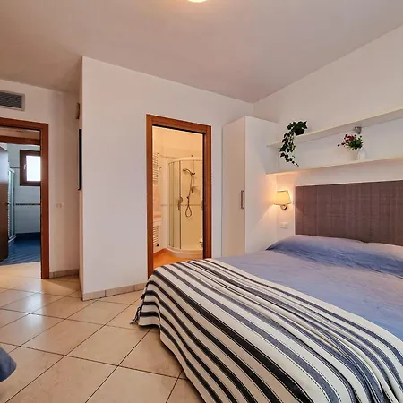 Modern Three Flat With Pool ביביונה