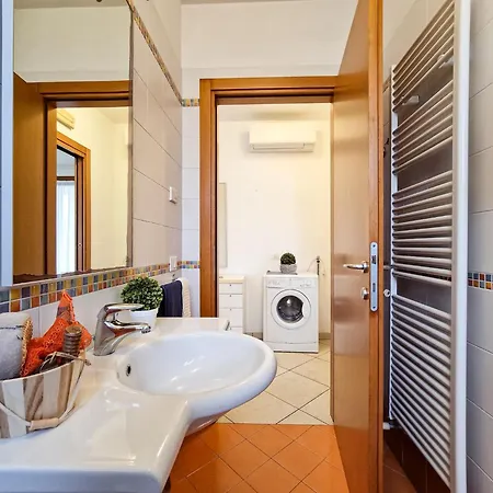Modern Three Flat With Pool ביביונה