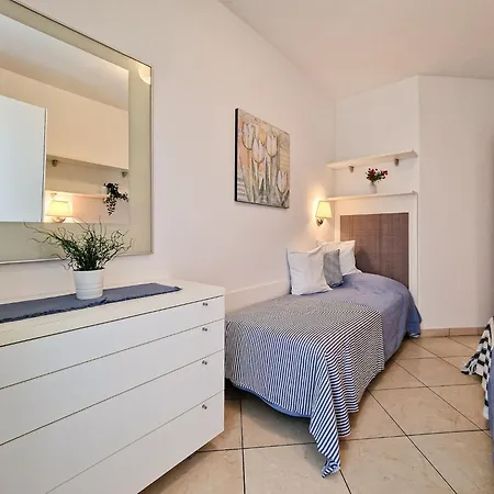 Modern Three Flat With Pool * ביביונה