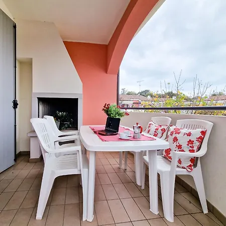 Modern Three Flat With Pool דירה *
