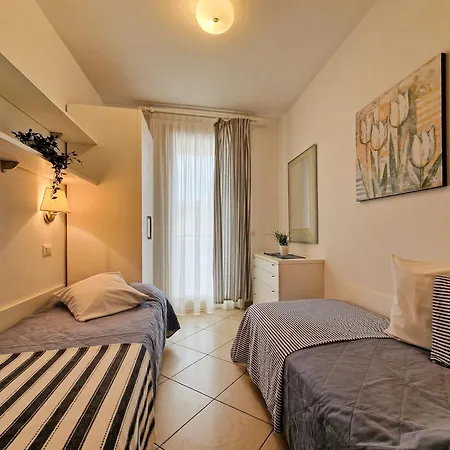 Modern Three Flat With Pool דירה