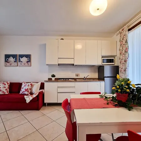 Modern Three Flat With Pool * ביביונה
