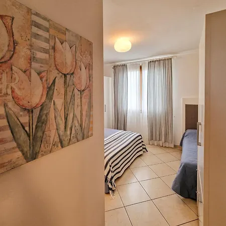 Modern Three Flat With Pool ביביונה