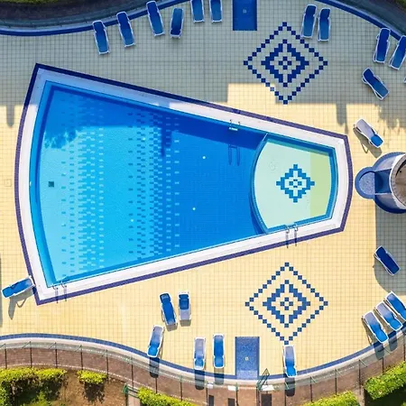 Modern Three Flat With Pool דירה ביביונה