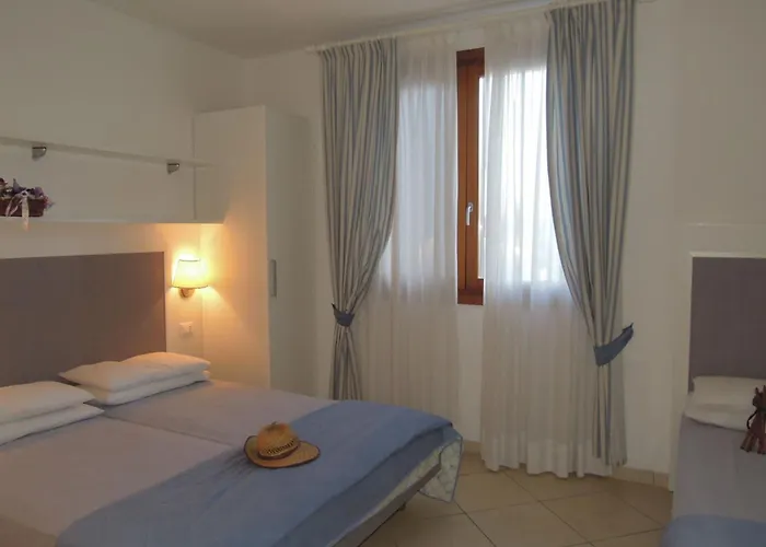 Modern Three Flat With Pool Διαμέρισμα
